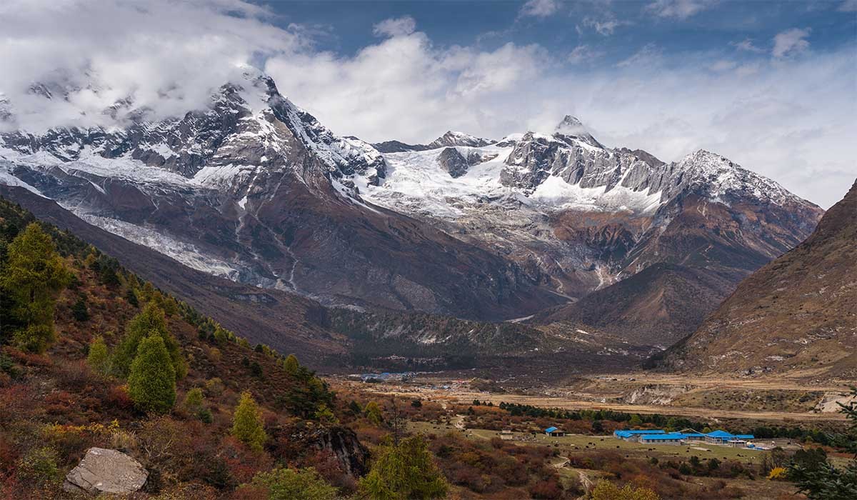manaslu circuit trek himalaya mountains