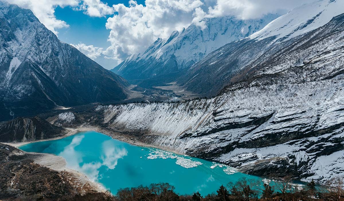 manaslu circuit and pond on the way